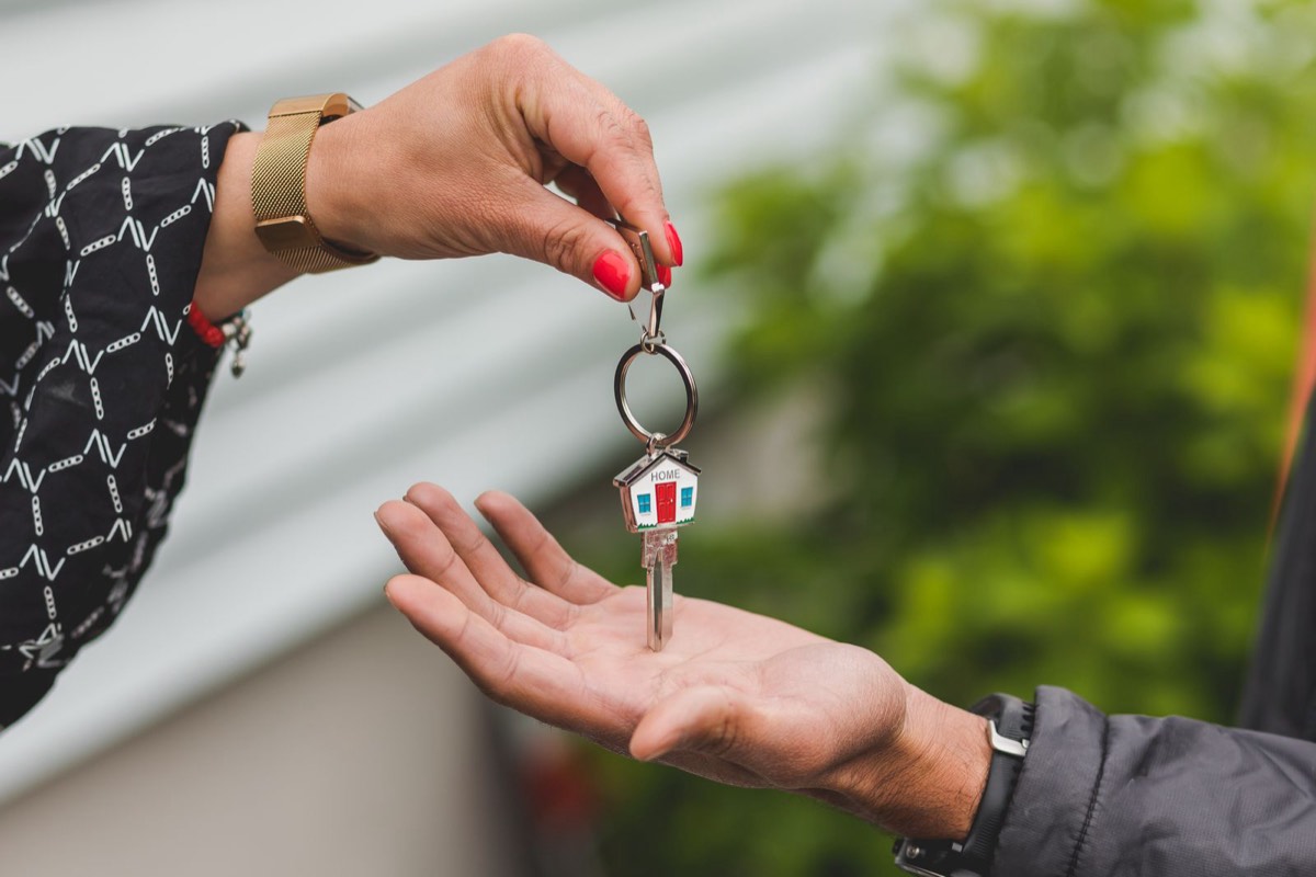 Keys handed over at a no-fee NJ lease signing